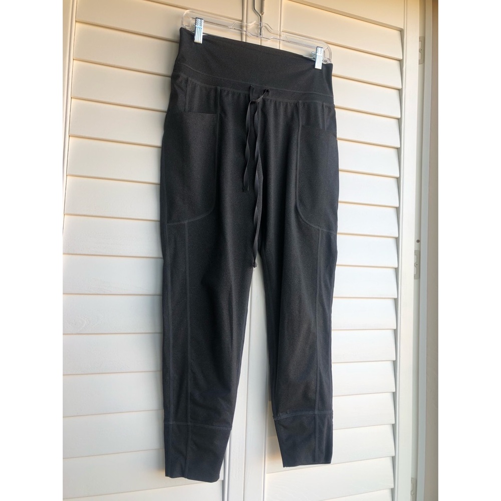 Fabletics jogger style 7/8ths athletic pants